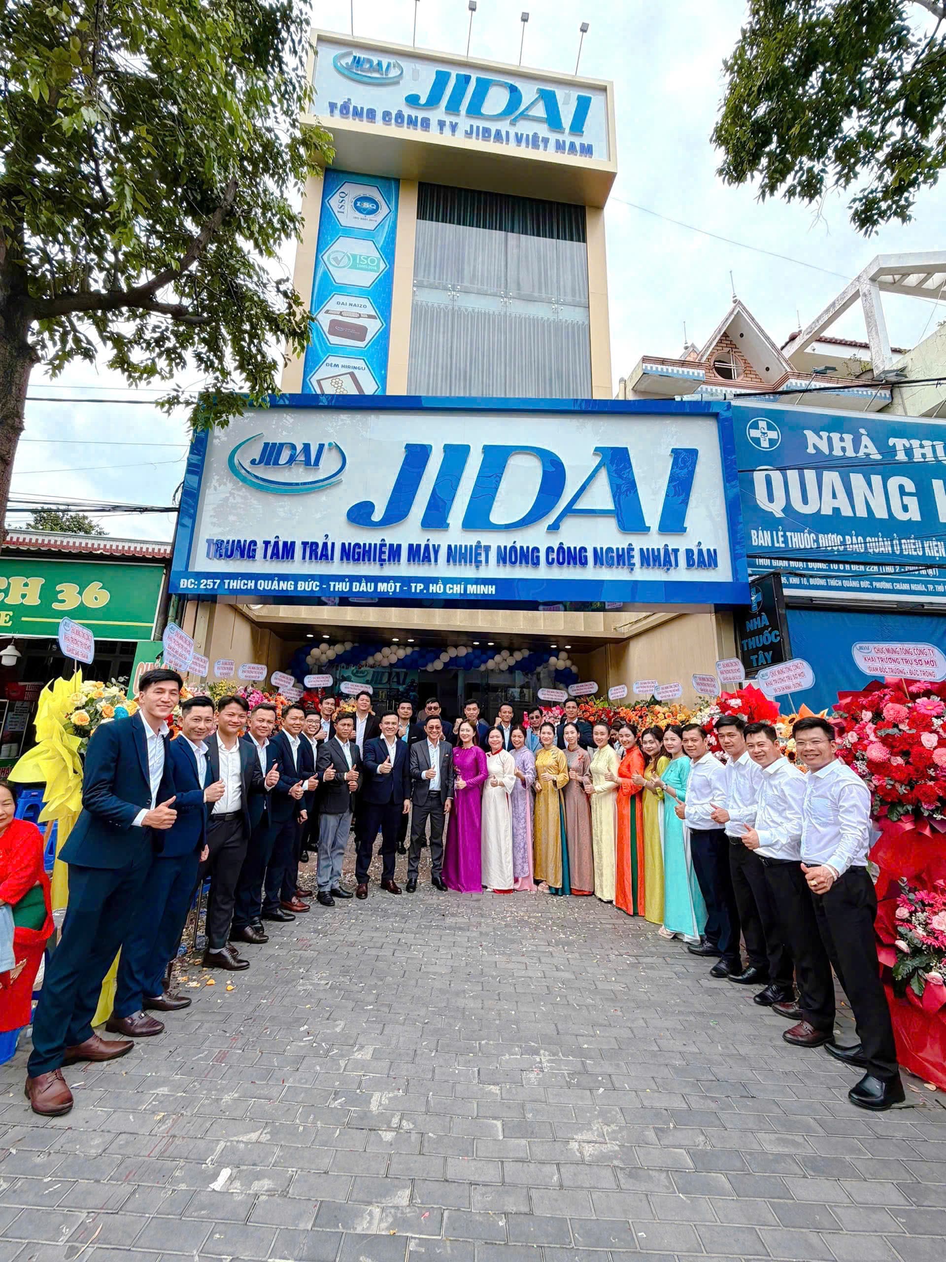 Khách hàng gửi hoa và đến chúc mừng JIDAI