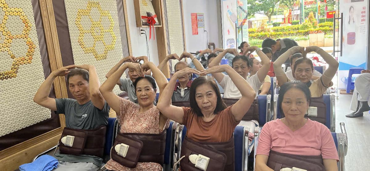 Khách hàng hào hứng tập trị liệu phục hồi tại JIDAI Đức Trọng